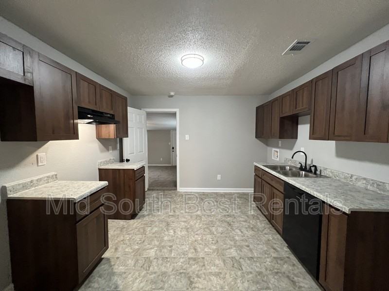 1675 Rayner St - Photo 7 of 14