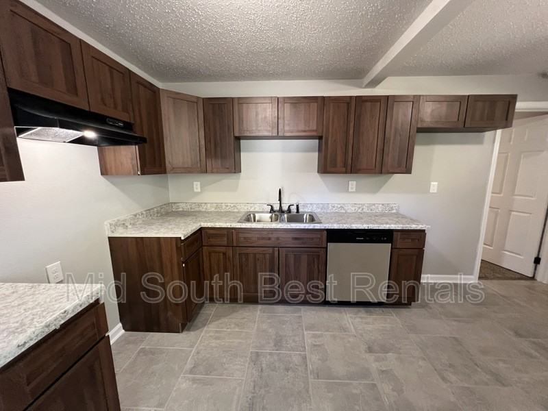 1856 Whitney Ave - Photo 4 of 16