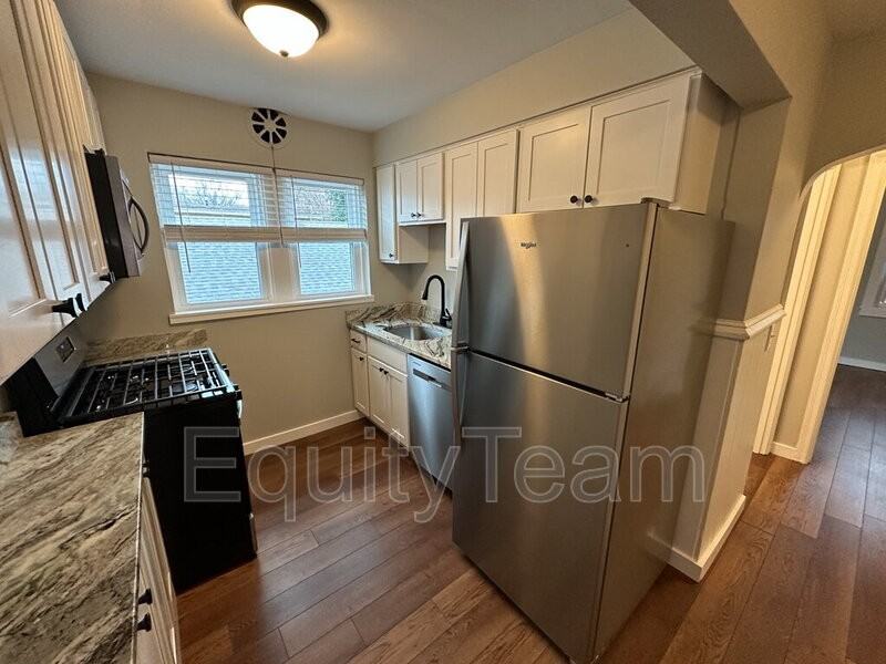 1219 Franklin Ave #D - Photo 6 of 12