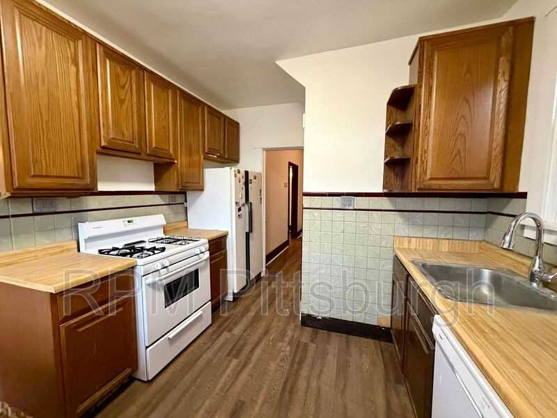 1011 2nd St - Photo 4 of 14