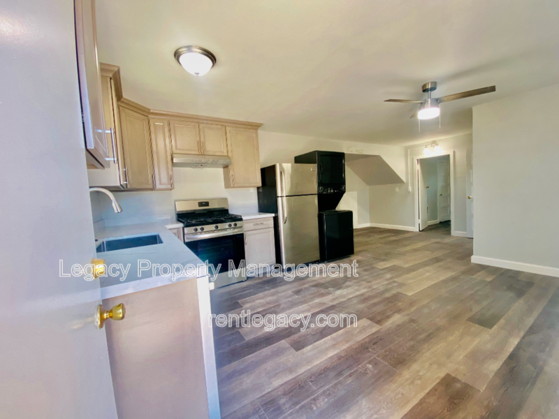 1140 1/2 West St - Photo 4 of 8