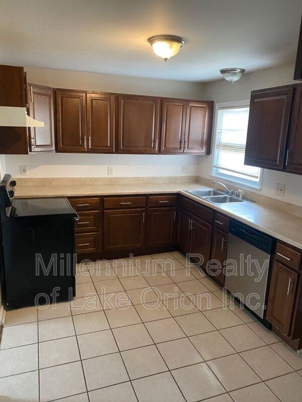 46 W Strathmore Ave - Photo 4 of 12