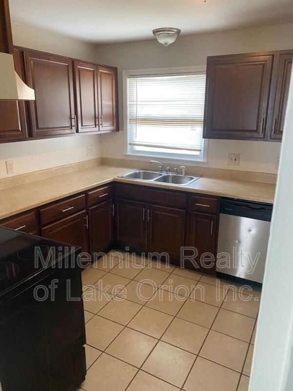 46 W Strathmore Ave - Photo 5 of 12