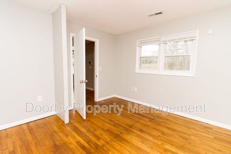 11412 London Ln - Photo 4 of 22