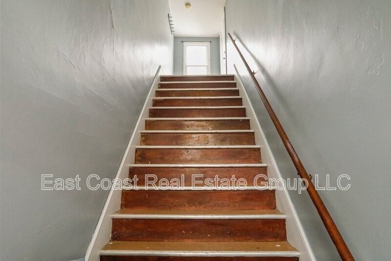 721 2nd St #B - Photo 6 of 28