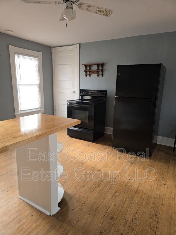 721 2nd St #B - Photo 7 of 28