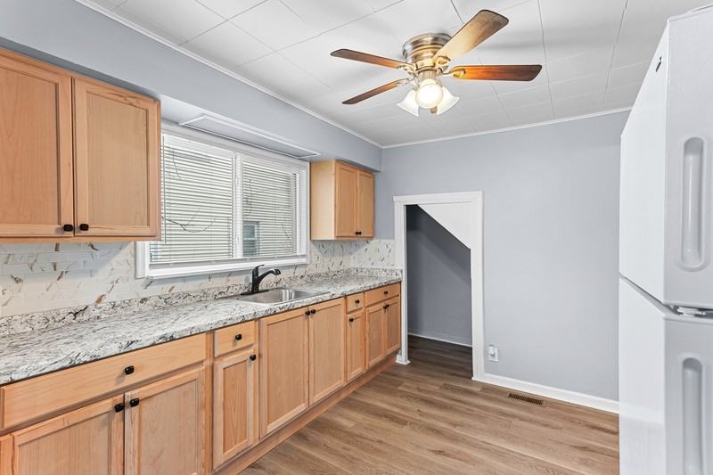 23123 Lambrecht Ave - Photo 4 of 15