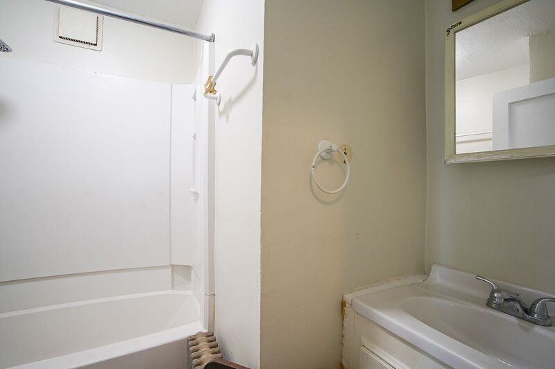 42R Jefferson St #1stFL - Photo 6 of 12