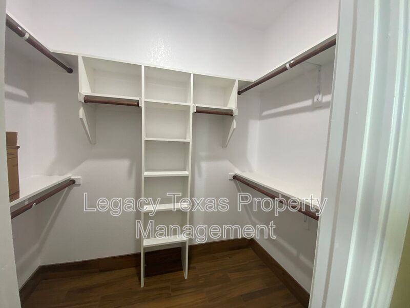 105 Sabine Ave - Photo 2 of 28