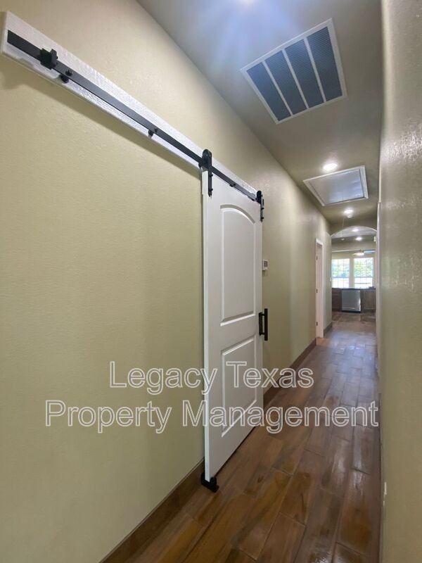 105 Sabine Ave - Photo 5 of 28