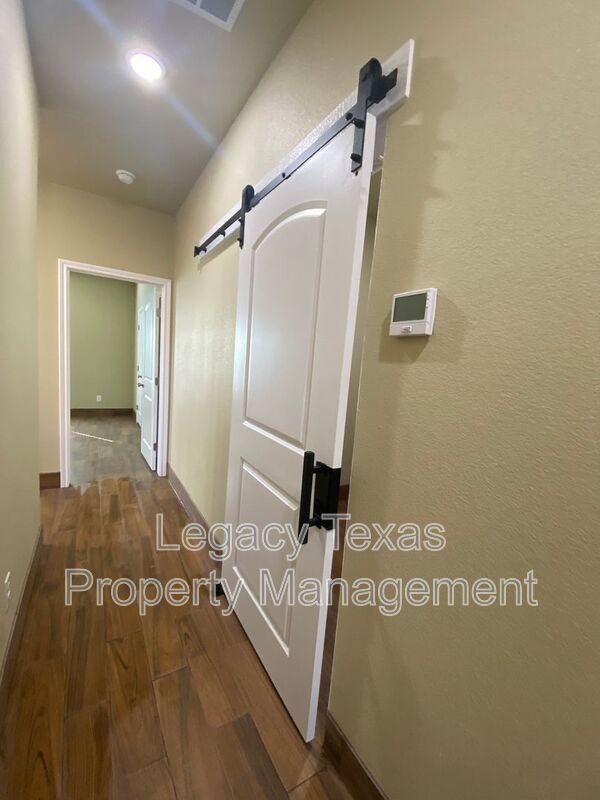 105 Sabine Ave - Photo 6 of 28