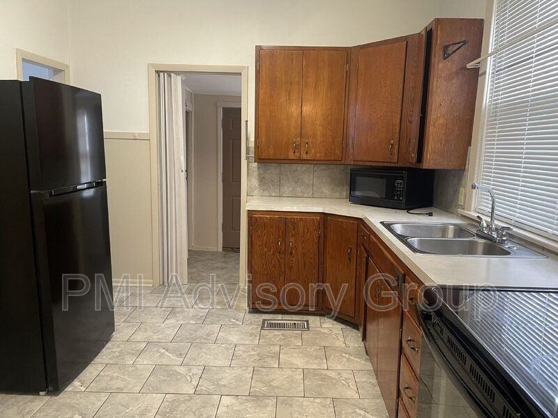 1000 Sw College Ave - Photo 2 of 14