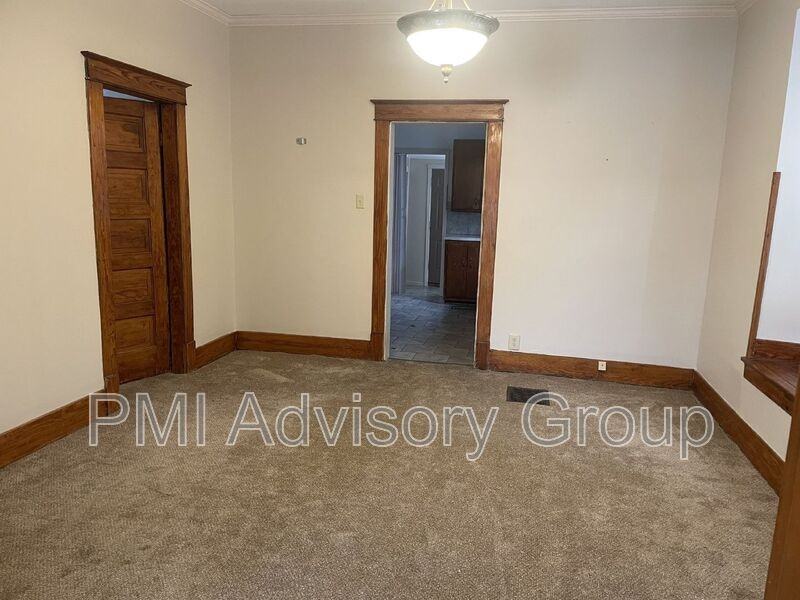 1000 Sw College Ave - Photo 4 of 14