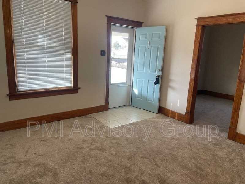 1000 Sw College Ave - Photo 5 of 14