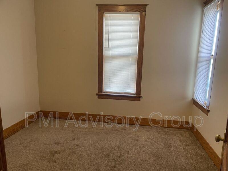 1000 Sw College Ave - Photo 7 of 14