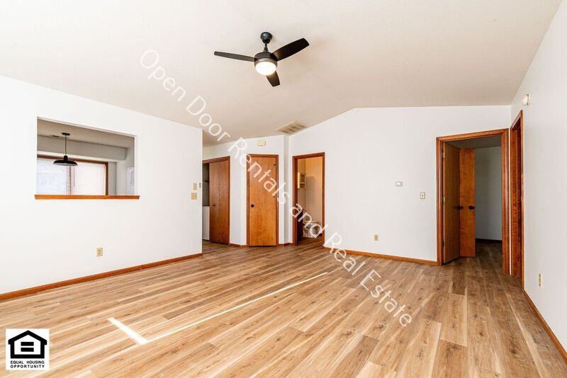 1514 Fieldstone Dr - Photo 4 of 23