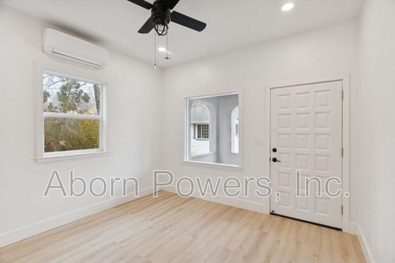 1032 Spring St #B - Photo 3 of 15