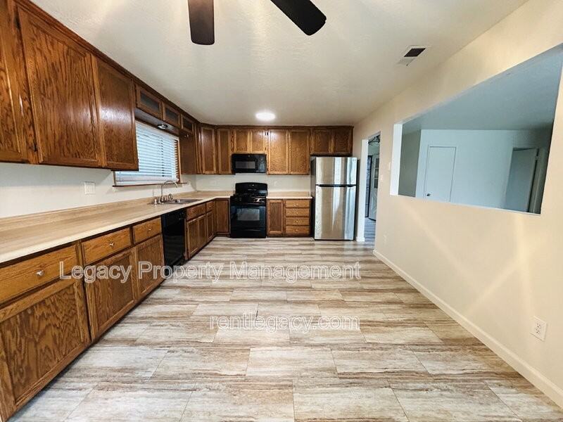 2213 N Cirby Way - Photo 6 of 34