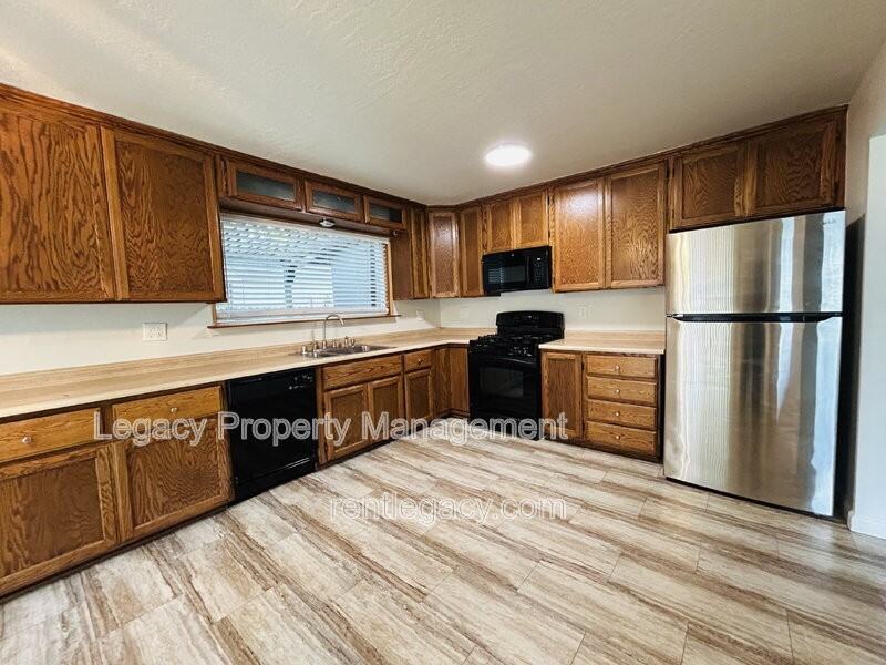 2213 N Cirby Way - Photo 7 of 34