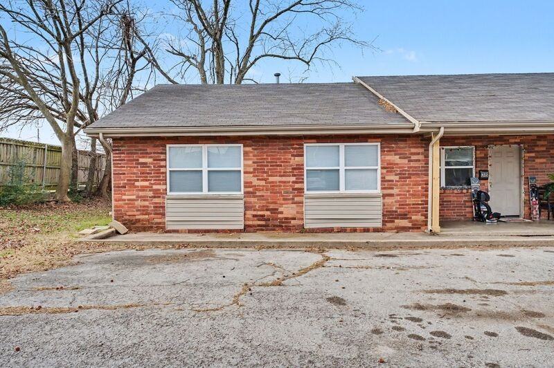 704 W Oak St - Photo 2 of 17