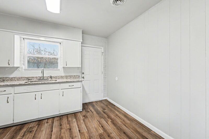 704 W Oak St - Photo 6 of 17