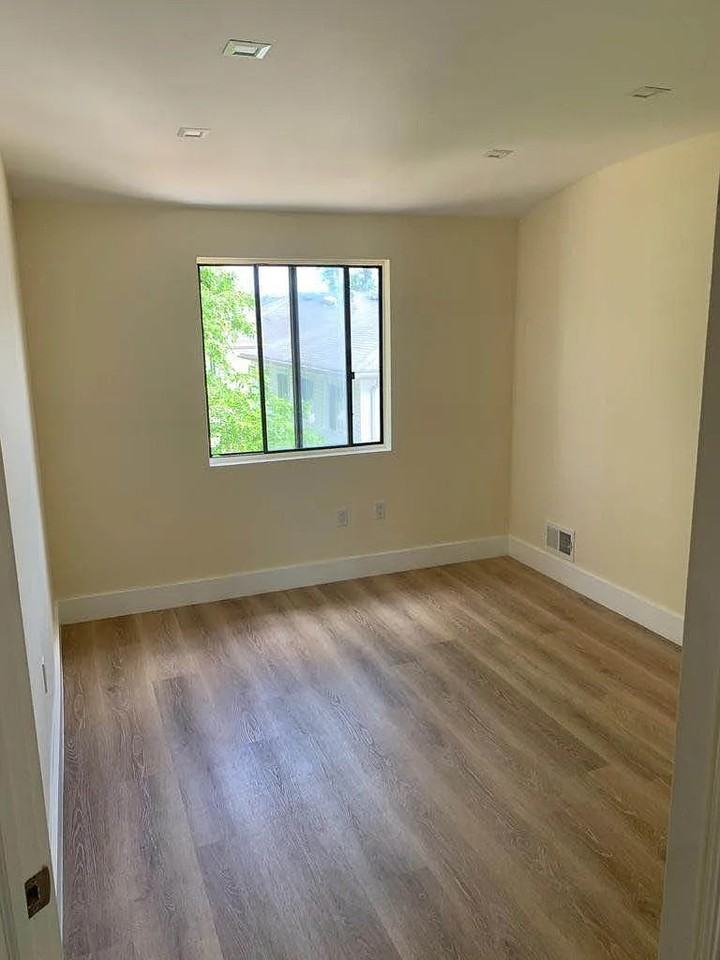 4004 Victory Blvd #2A - Photo 4 of 12