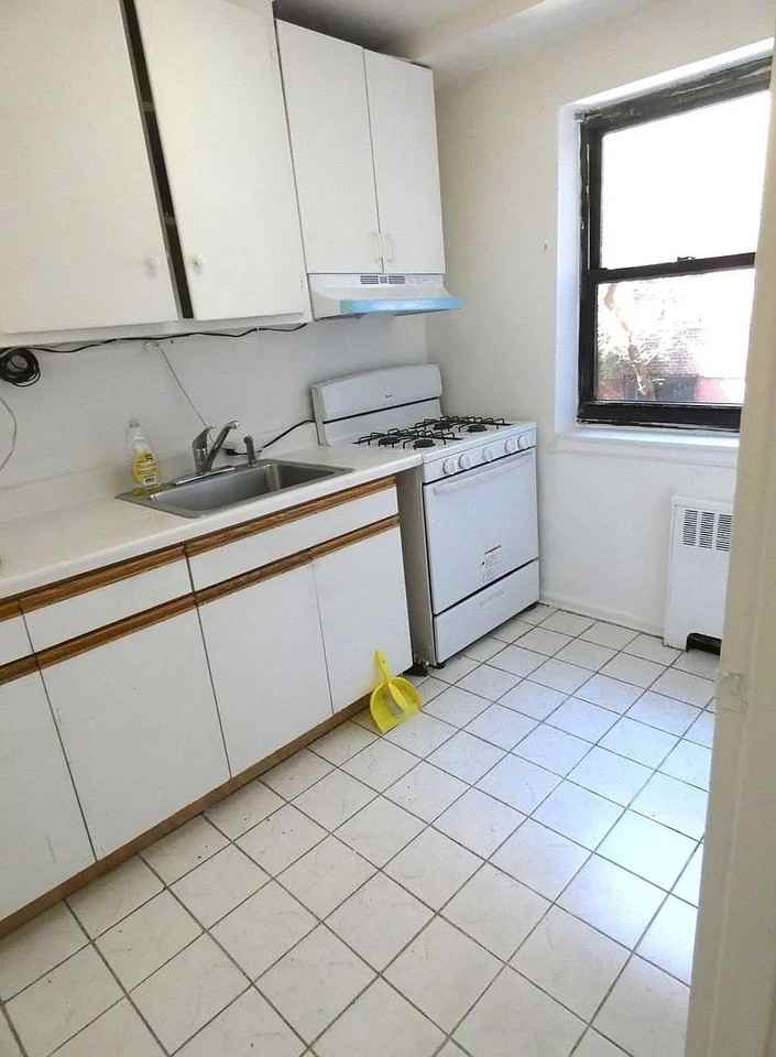 2540 31st Ave #1R - Photo 4 of 9