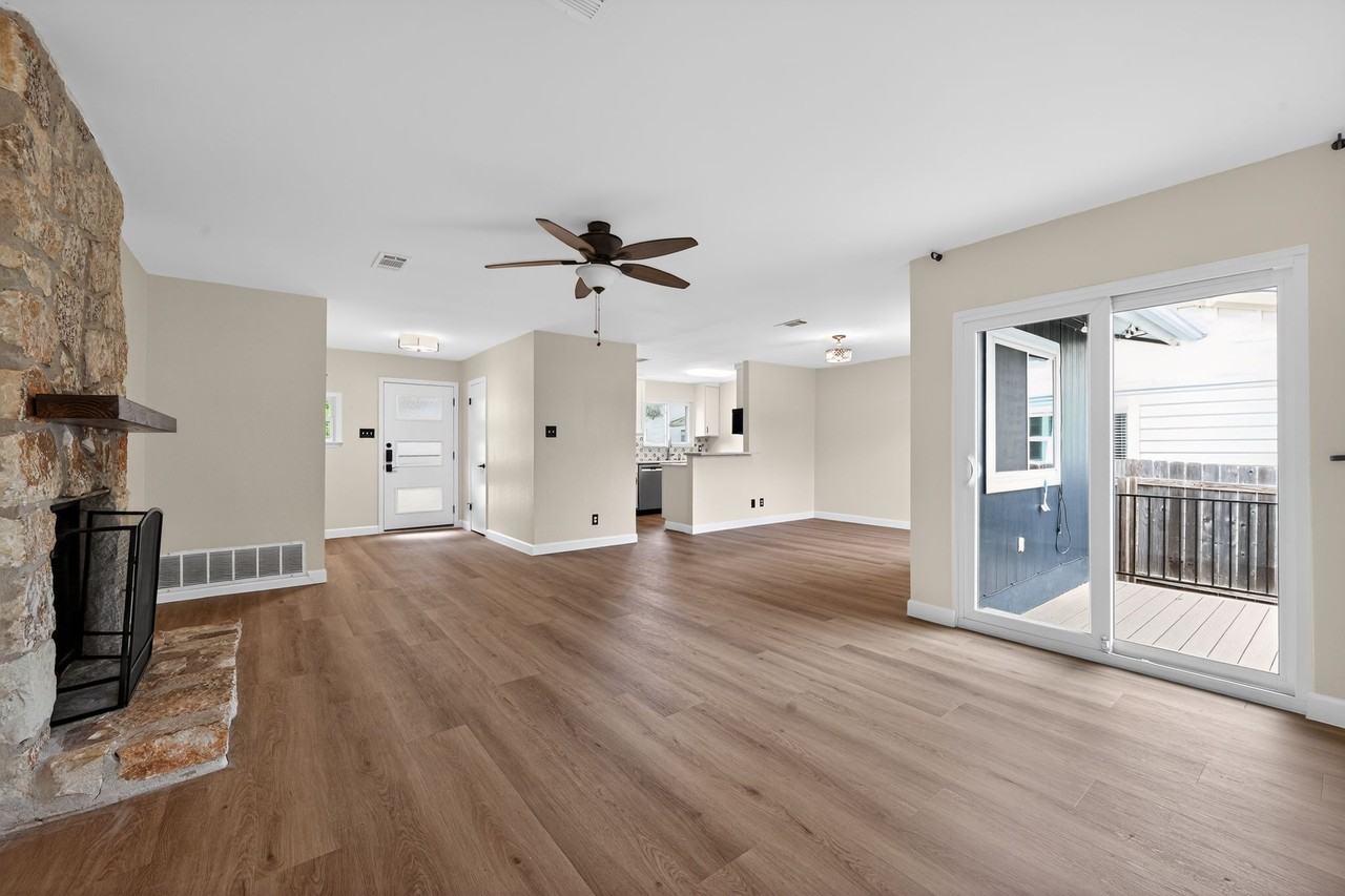 3104 Harpers Ferry Ln - Photo 4 of 18