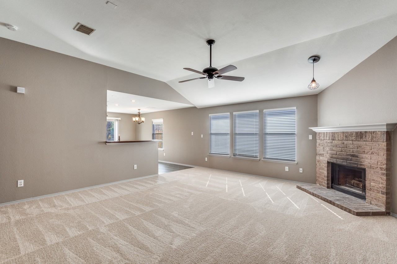 1313 Oak Hollow Ln - Photo 2 of 13