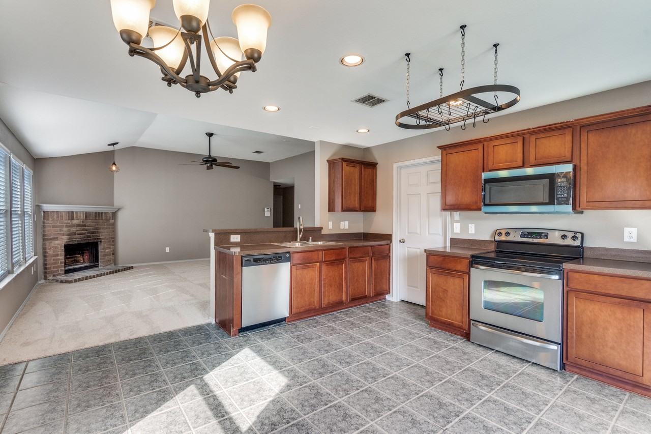 1313 Oak Hollow Ln - Photo 4 of 13