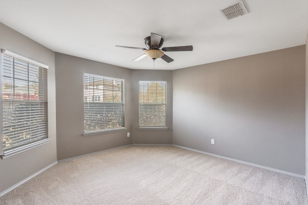 1313 Oak Hollow Ln - Photo 7 of 13