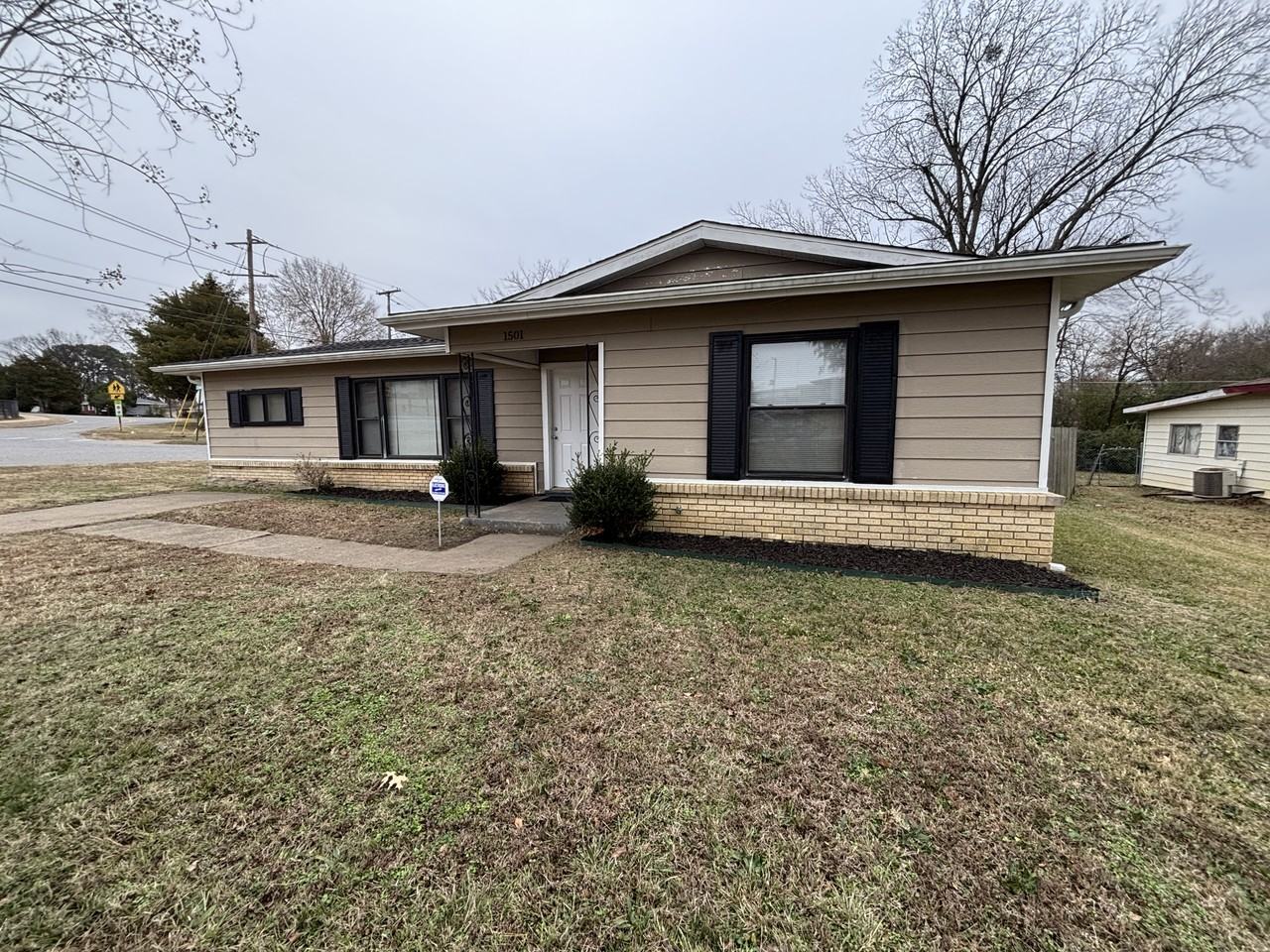 1501 School Dr - Photo 2 of 14