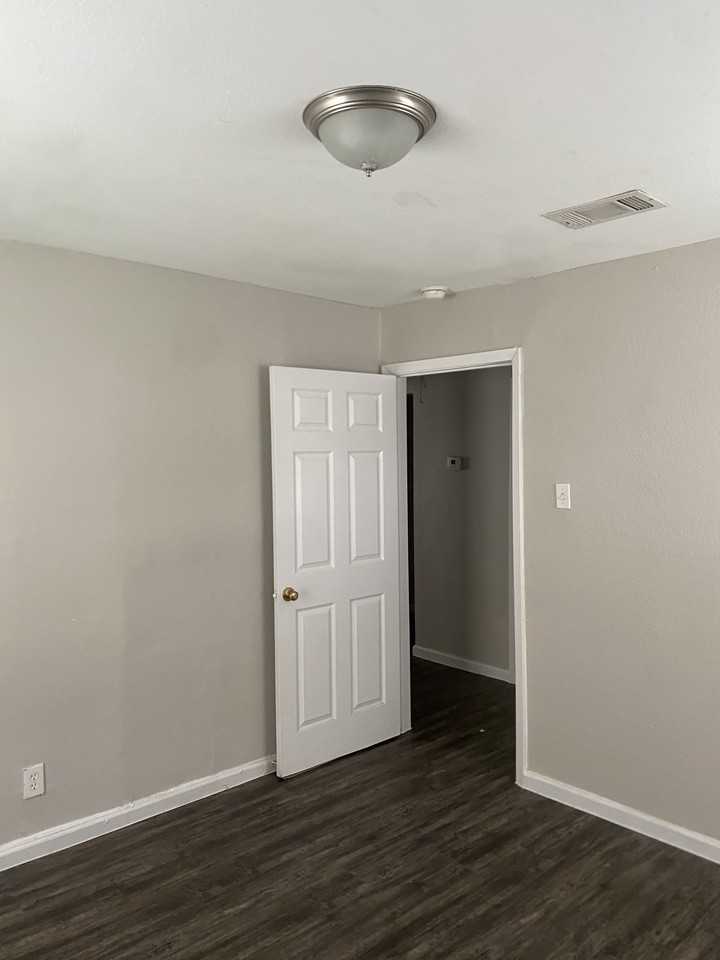 2405 Jennings Ave - Photo 5 of 14