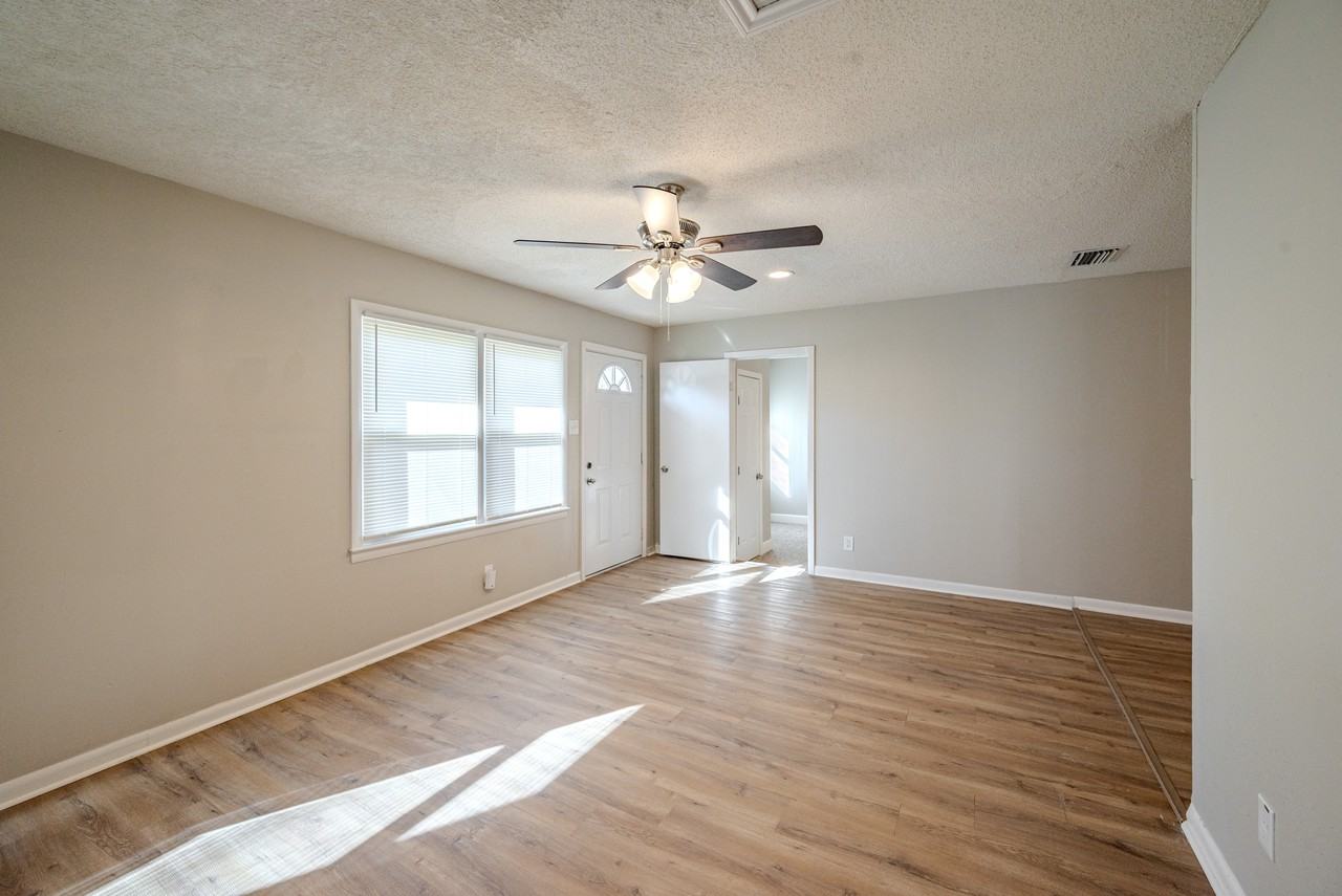 9020 Barber St - Photo 4 of 15