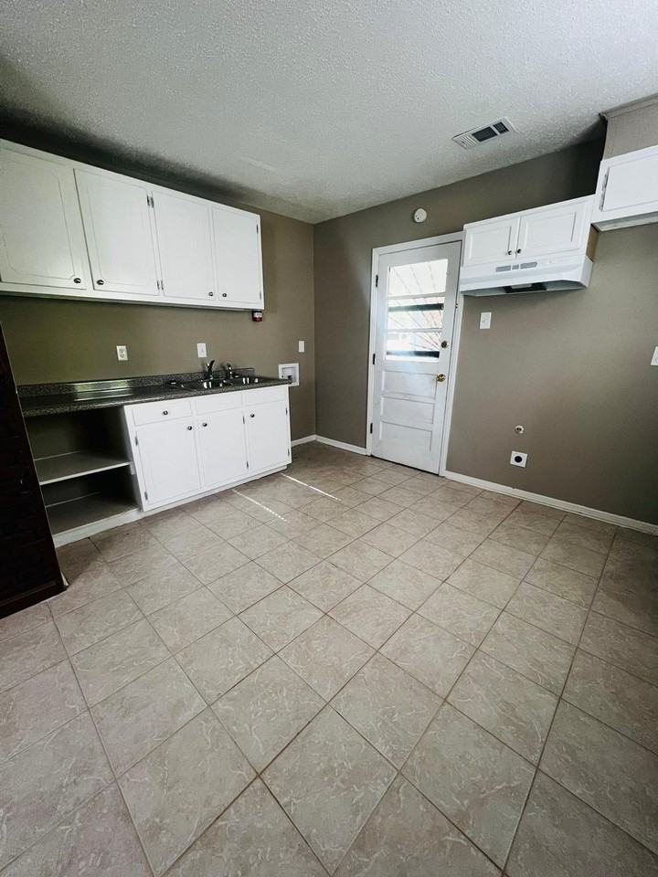 4180 Kerwin Dr - Photo 5 of 15