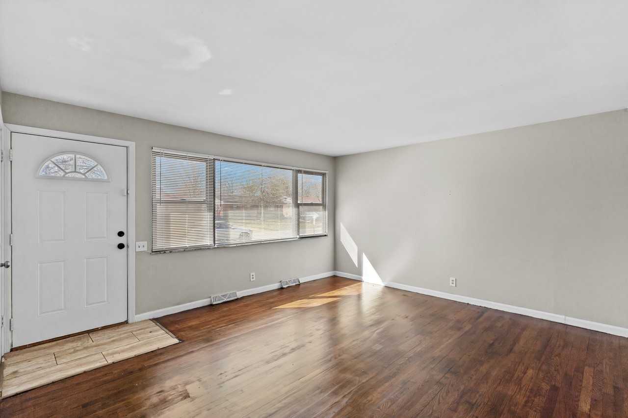 1379 Redman Blvd - Photo 5 of 19