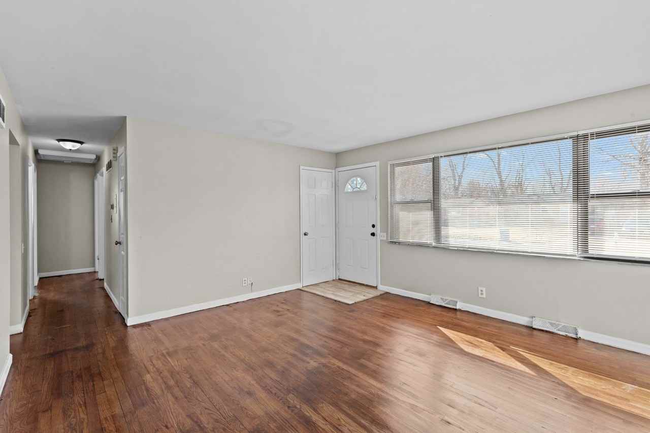 1379 Redman Blvd - Photo 6 of 19