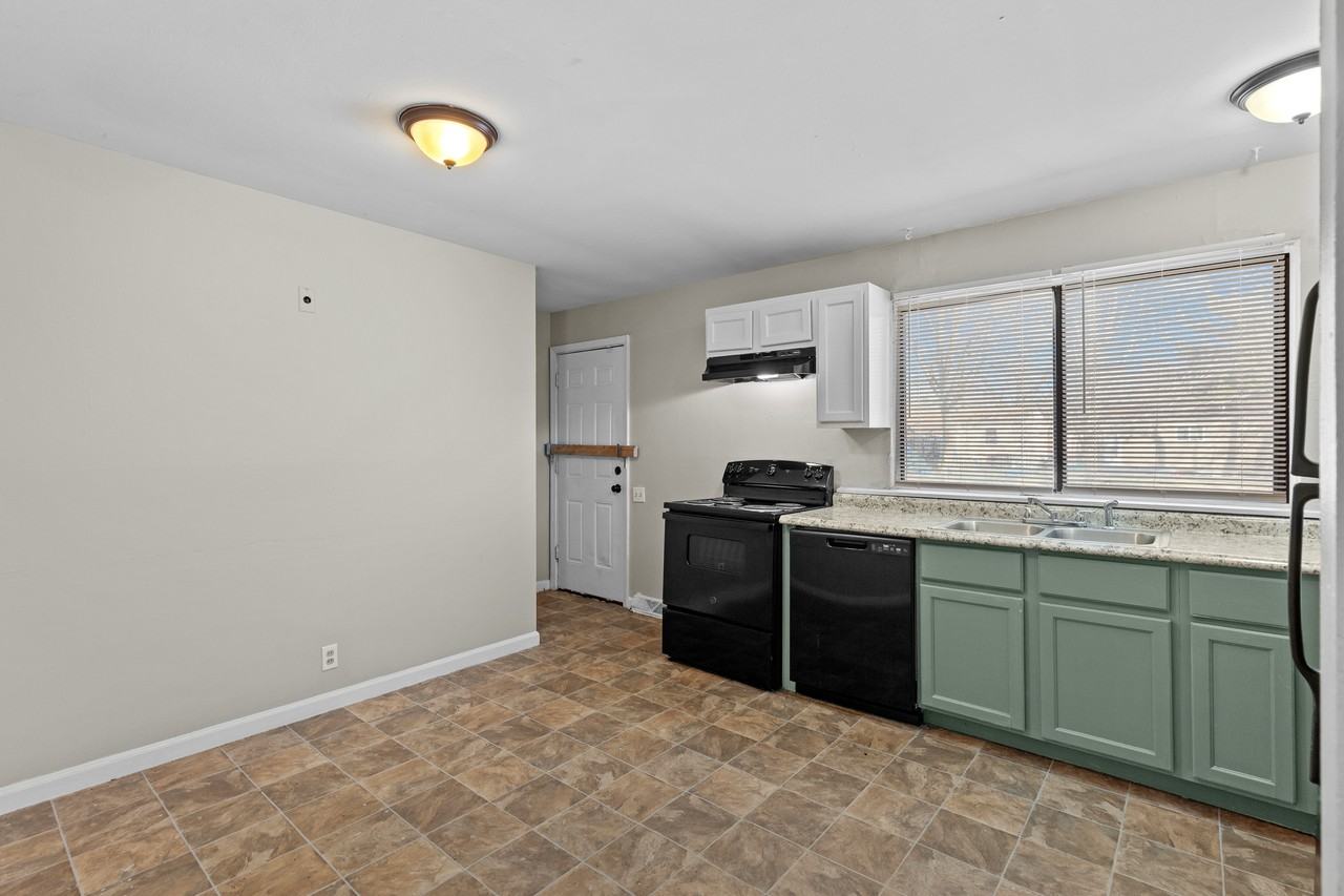 1379 Redman Blvd - Photo 7 of 19