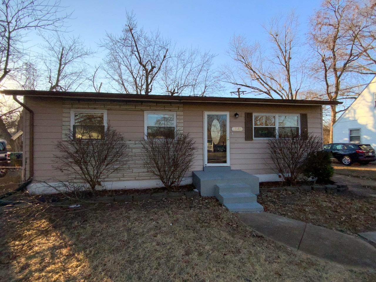 1242 Scott Ave - Photo 2 of 8