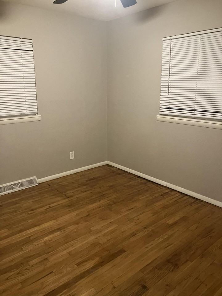 1242 Scott Ave - Photo 3 of 8