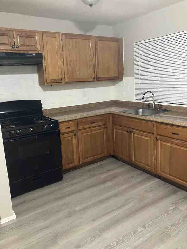 1242 Scott Ave - Photo 4 of 8