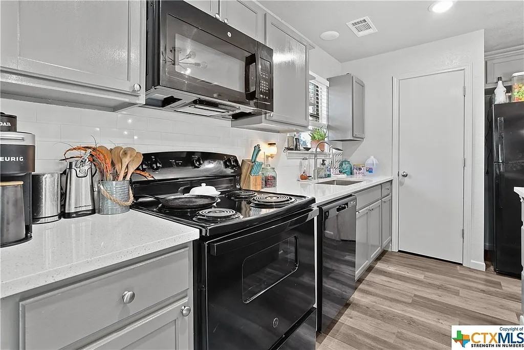 1802 Leisha Dr - Photo 3 of 13