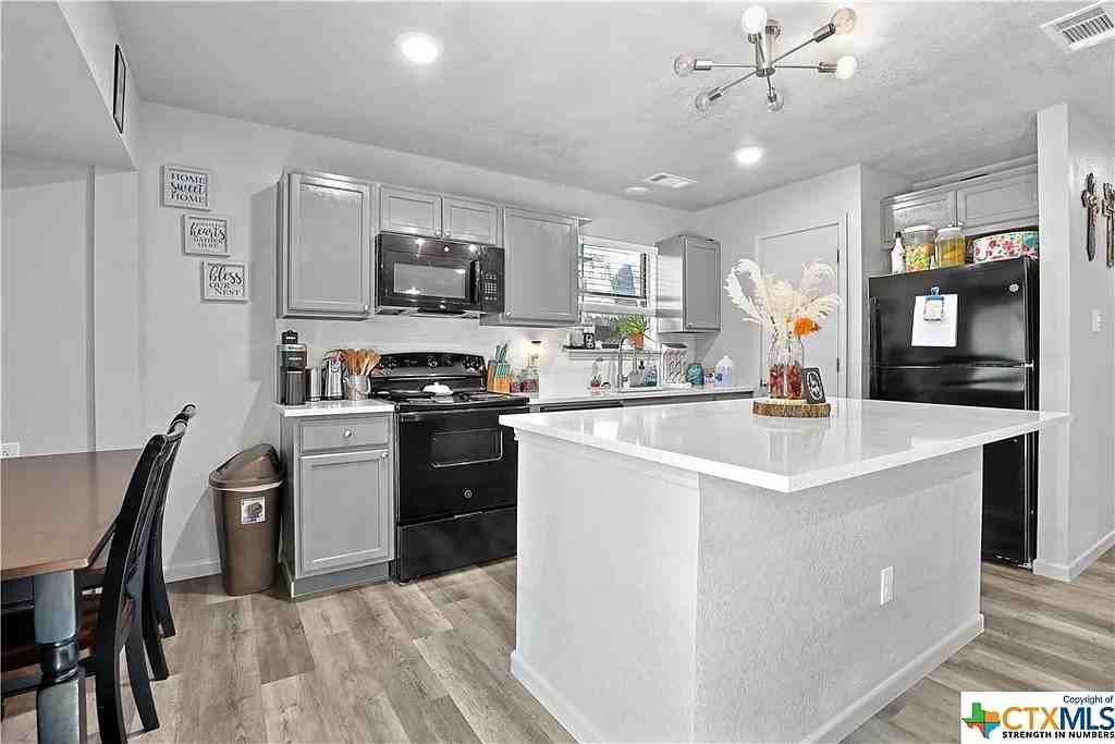 1802 Leisha Dr - Photo 4 of 13