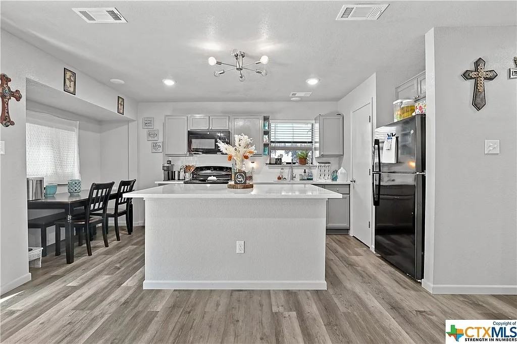 1802 Leisha Dr - Photo 5 of 13