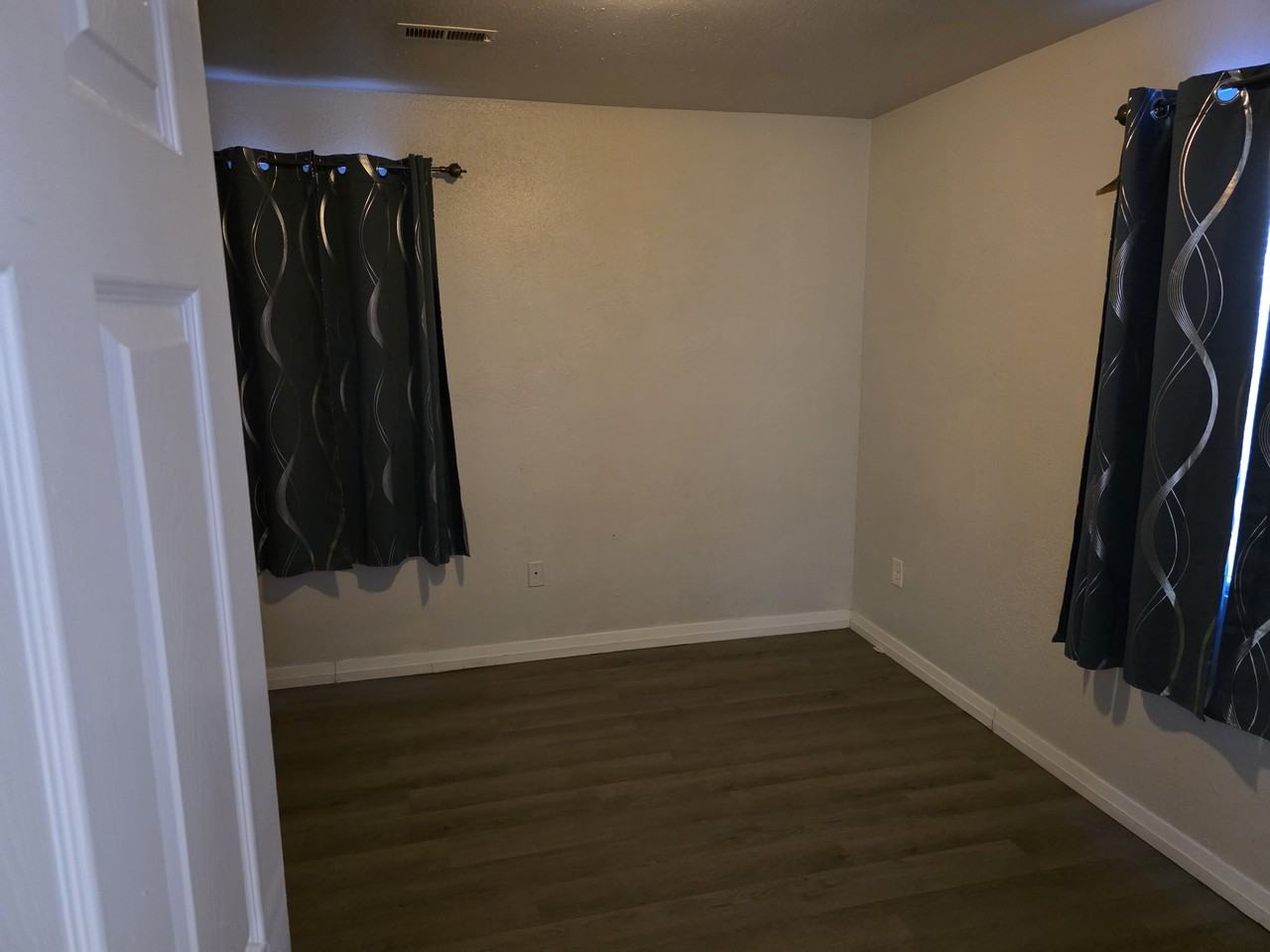 2513 E 9th St #2513 - Photo 3 of 8