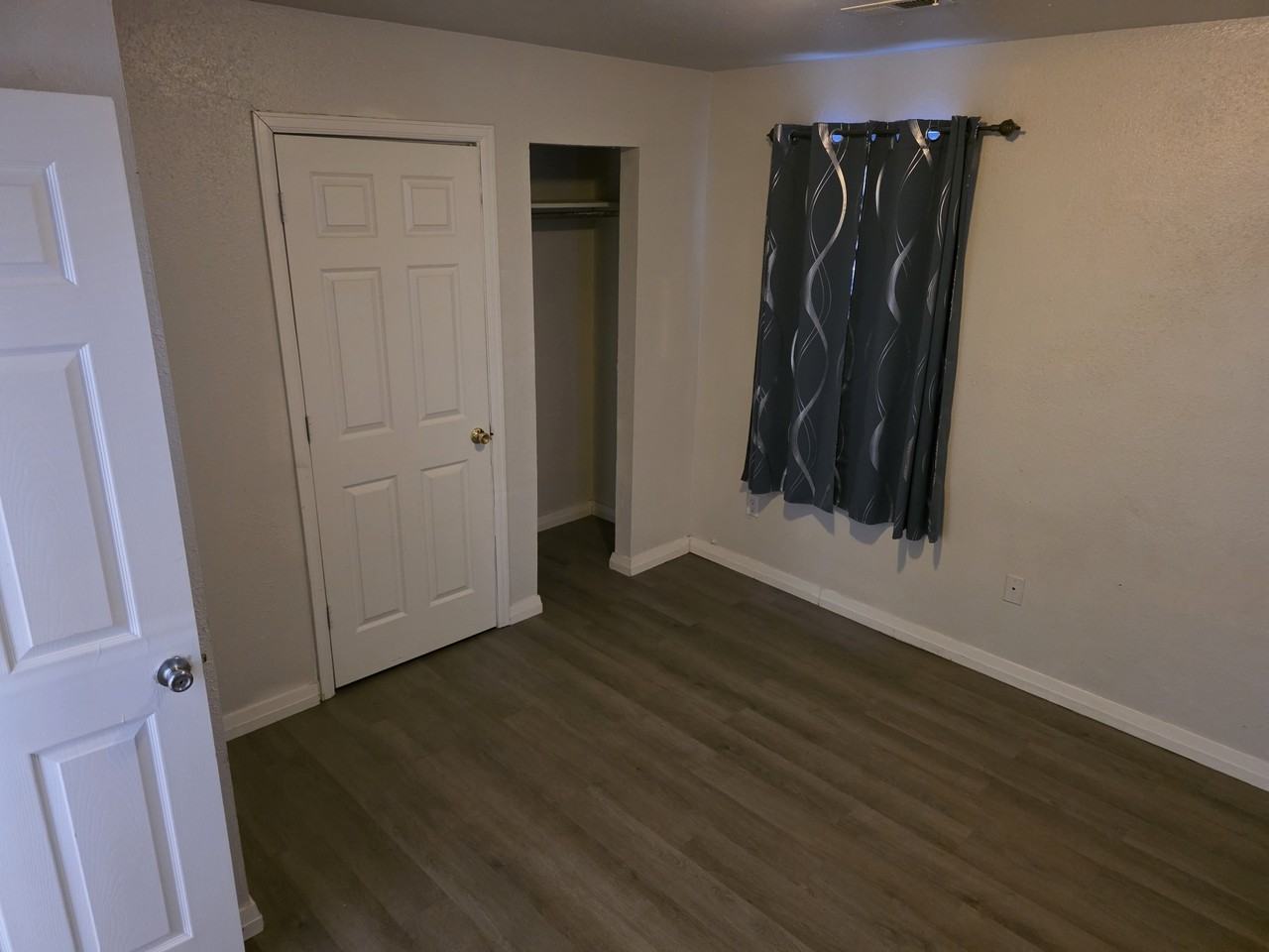 2513 E 9th St #2513 - Photo 4 of 8