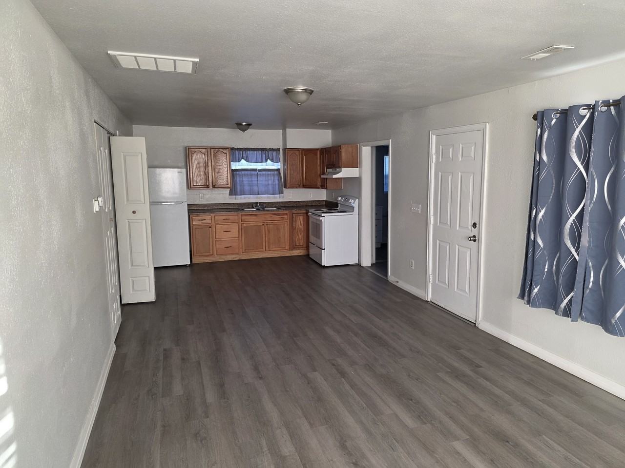 2513 E 9th St #2513 - Photo 6 of 8