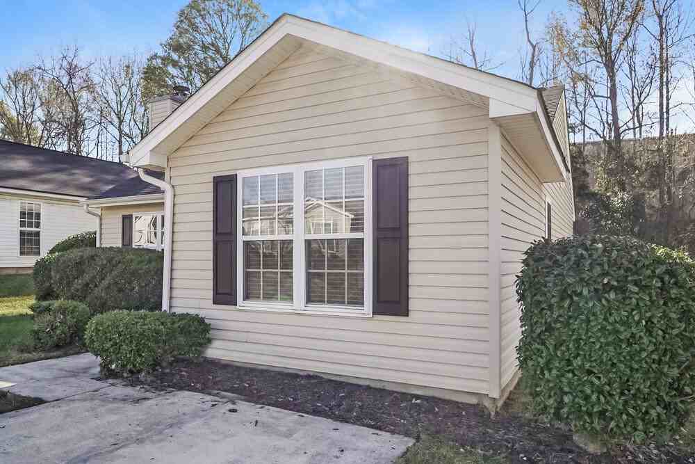 2733 Fairstone Ave - Photo 3 of 16