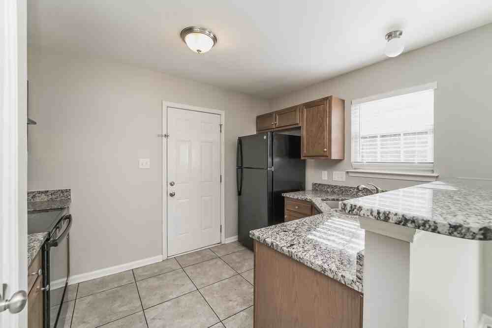 2733 Fairstone Ave - Photo 7 of 16