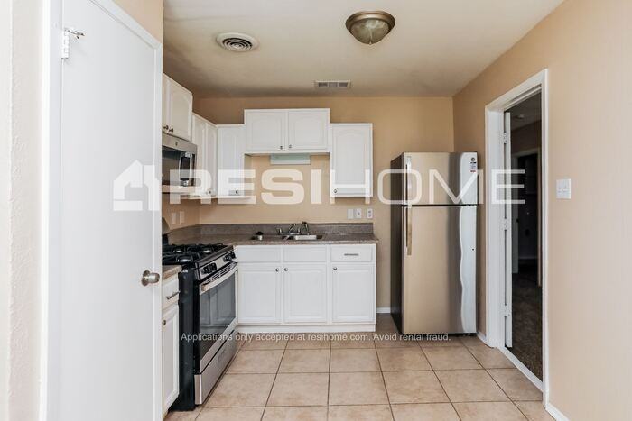 4232 Tioga St - Photo 5 of 23